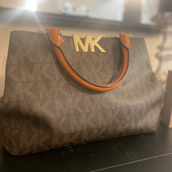 Michael Kors Signature Medium Tote - Picture 3 of 12
